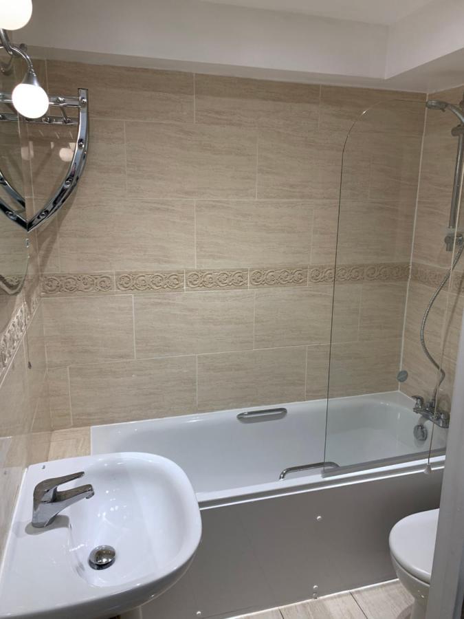 Spacious 2 Bed Apartment With Off Street Parking Bath Eksteriør bilde